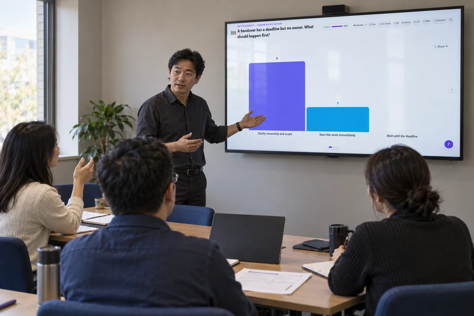 Illustration of a professional trainer guiding a project-handover scenario, with real edauthor response results on a training-room screen.